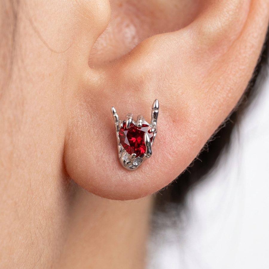 Piercing con mano e zircone rosso in Titanio G23- Piercing per Lobo, helix, forward helix, conch, flat, tragus