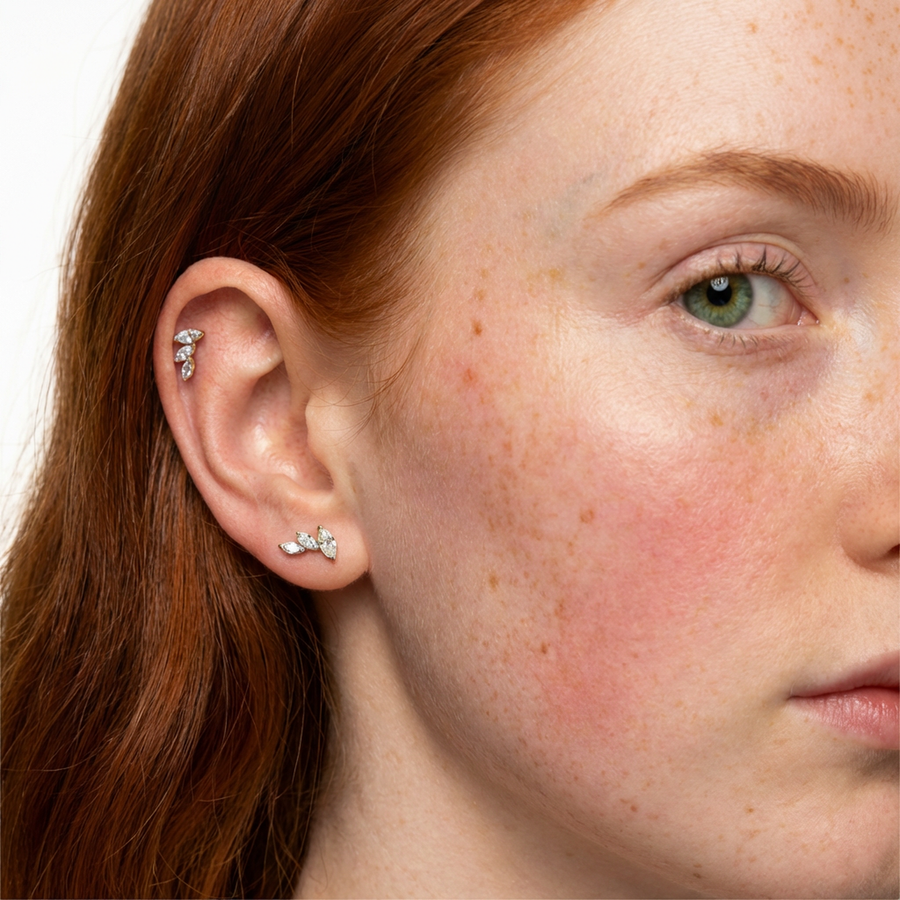 Piercing con tre petali di zirconi in Titanio G23- Piercing per Lobo, helix, forward helix, conch, flat, tragus