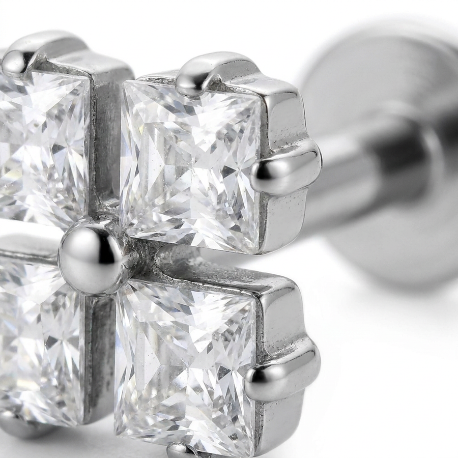 Barretta con quattro zirconi quadrati luminosi in Titanio - Piercing per orecchio