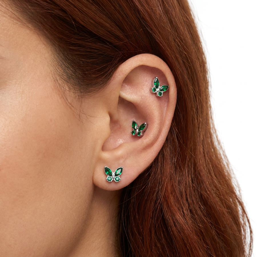 Piercing con farfalla e zirconi verdi in Titanio G23 - Piercing per lobo, helix, forward helix, conch, flat, tragus