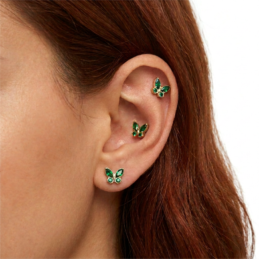 Piercing con farfalla e zirconi verdi in Titanio G23 - Piercing per lobo, helix, forward helix, conch, flat, tragus