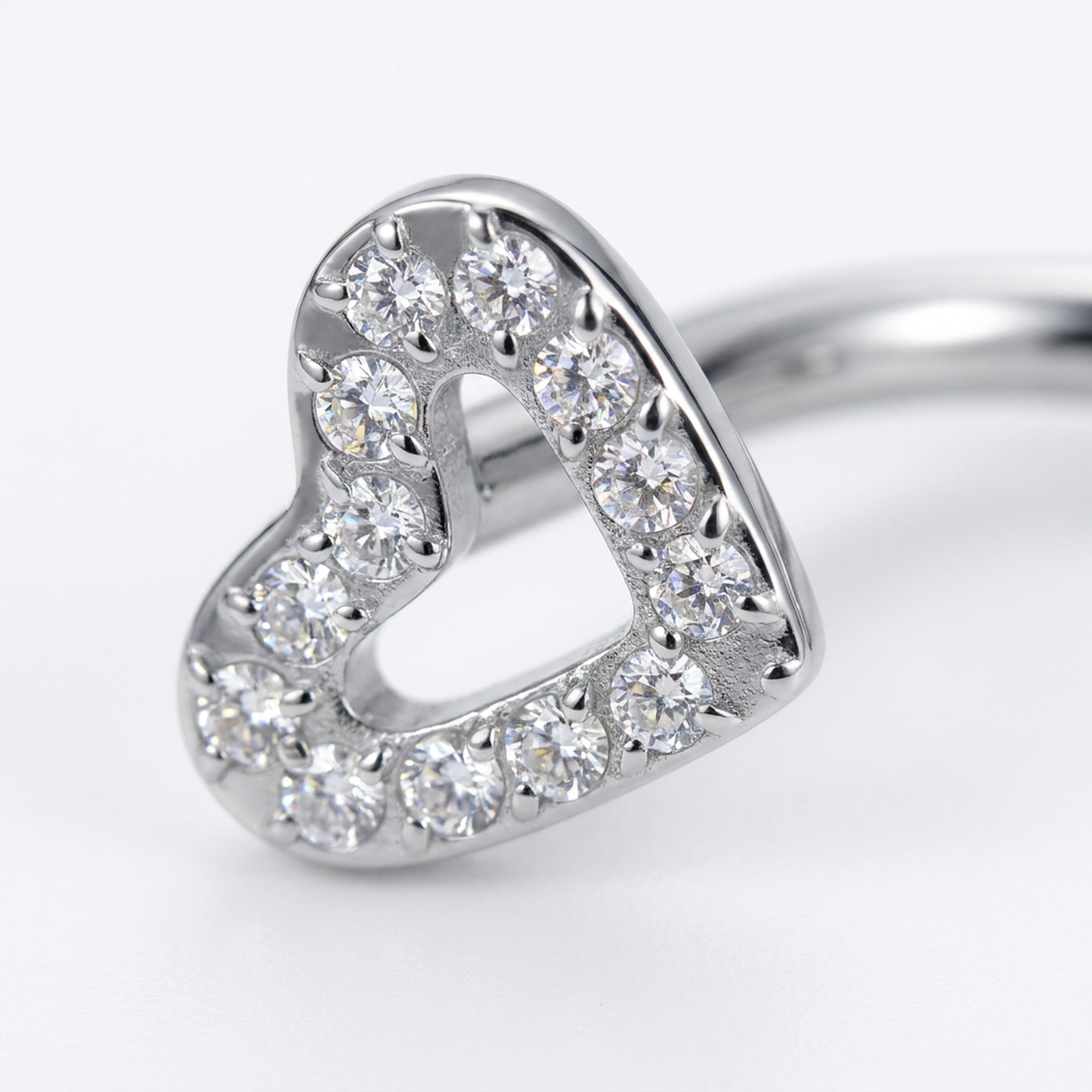 Piercing con cuore e zirconi in Titanio G23 - Piercing per Rook, snug, eyebrow