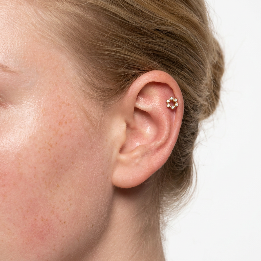 Piercing con fiore di zirconi in Acciaio Chirurgico 316L - Piercing per lobo, helix, forward helix, conch, flat, tragus