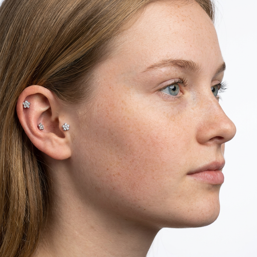 Piercing con fiore di zirconi in Acciaio Chirurgico 316L - Piercing per lobo, helix, forward helix, conch, flat, tragus