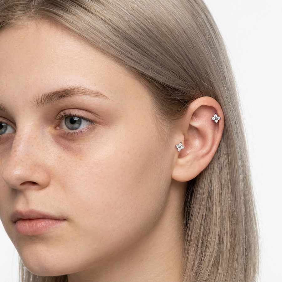 Piercing con fiorellino di zirconi in Acciaio Chirurgico 316L - Piercing per lobo, helix, forward helix, conch, flat, tragus