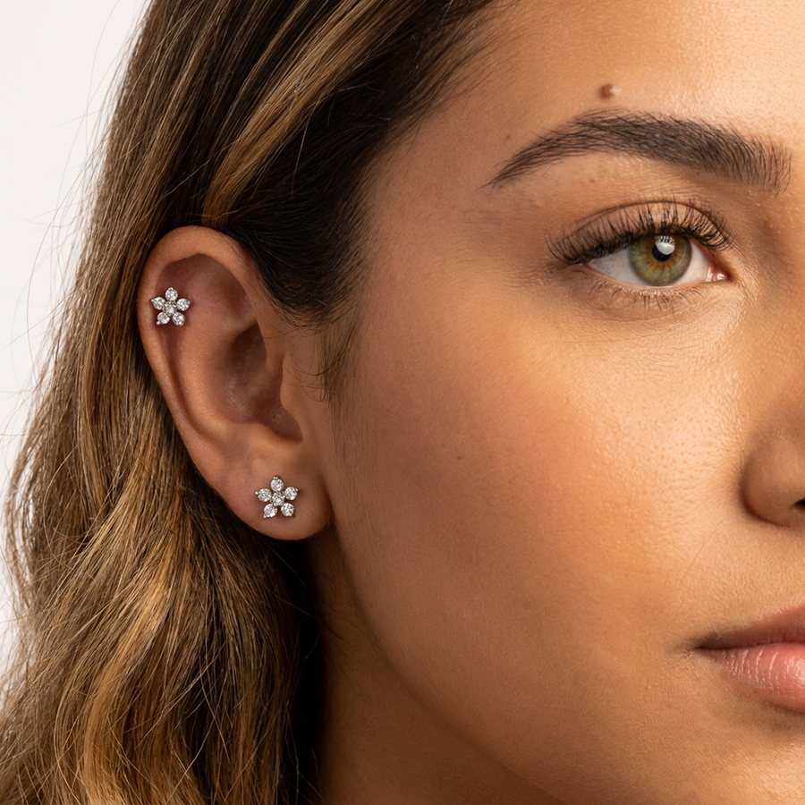 Piercing con fiore di zirconi in Acciaio Chirurgico 316L - Piercing per lobo, helix, forward helix, conch, flat, tragus