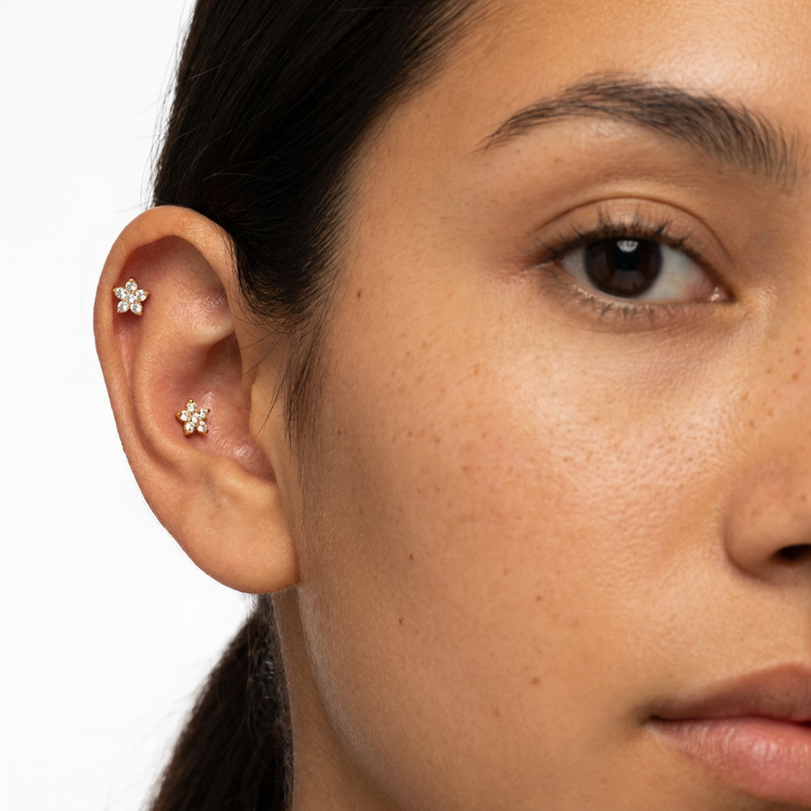 Piercing con fiorellino di zirconi in acciaio chirurgico 316L - Piercing per lobo, helix, forward helix, conch, flat, tragus
