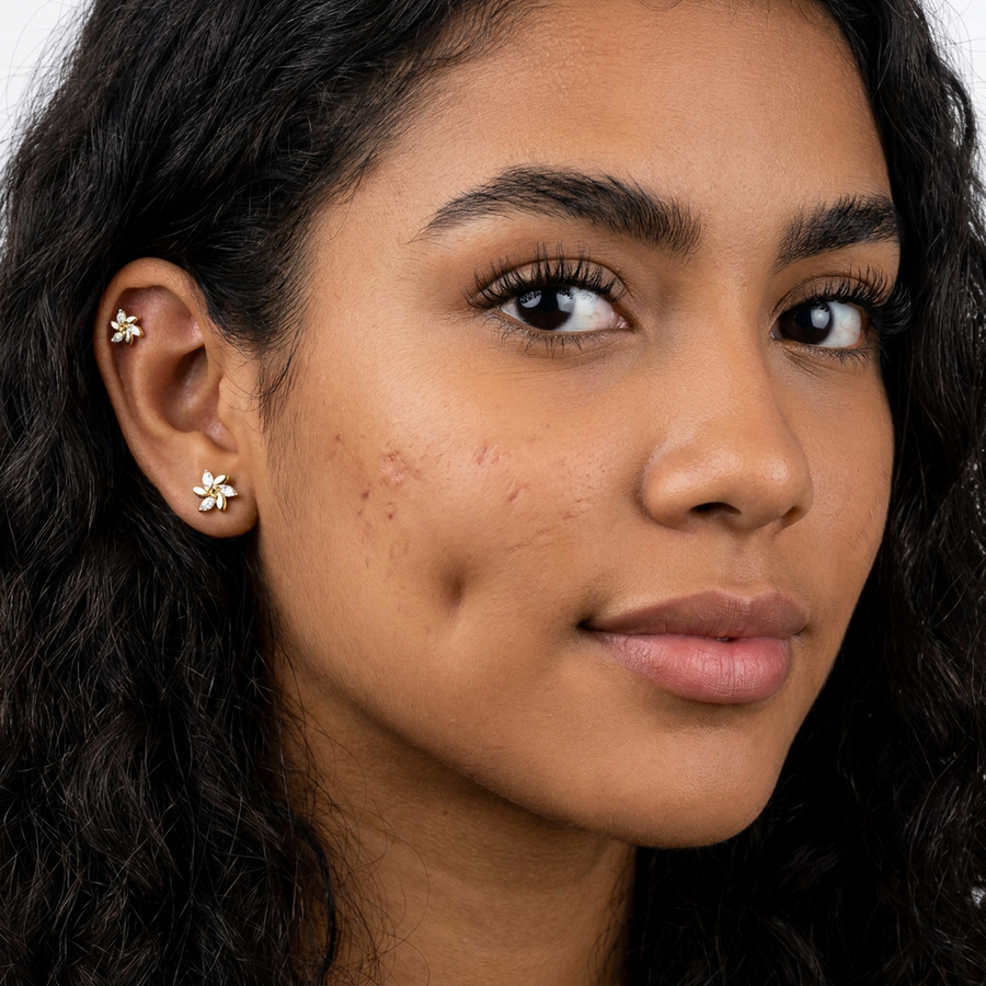 Piercing con fiore di zirconi in Acciaio Chirurgico 316L - Piercing per lobo, helix, forward helix, conch, flat, tragus