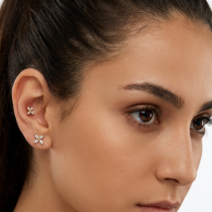 Piercing con quattro petali di zirconi in Acciaio Chirurgico 316L - Piercing per lobo, helix, forward helix, conch, flat, tragus