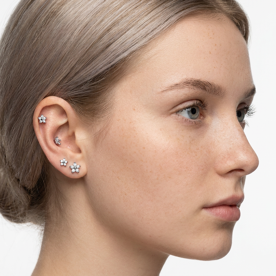 Piercing con fiore di zirconi in Acciaio Chirurgico 316L - Piercing per lobo, helix, forward helix, conch, flat, tragus