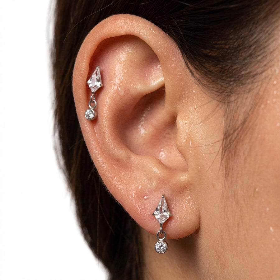 Piercing con zirconi e catenina pendente in Titanio G23- Piercing per Lobo, helix, flat