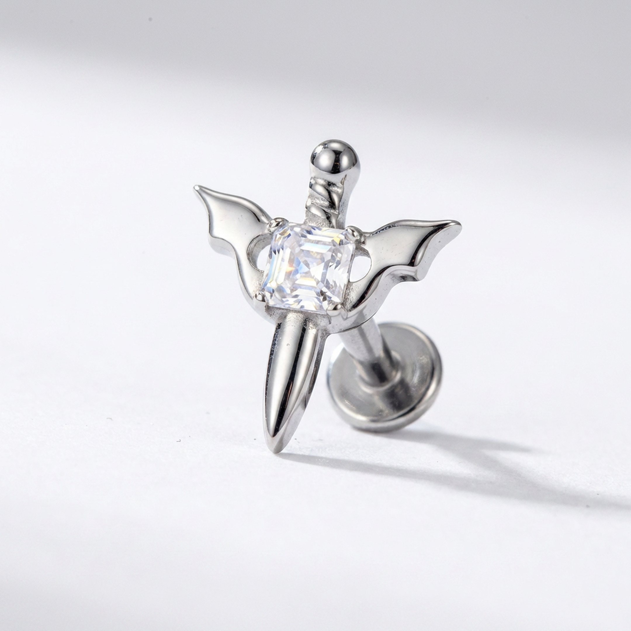 Piercing con spada e zirconi in Titanio G23- Piercing per Lobo, helix, forward helix, conch, flat, tragus