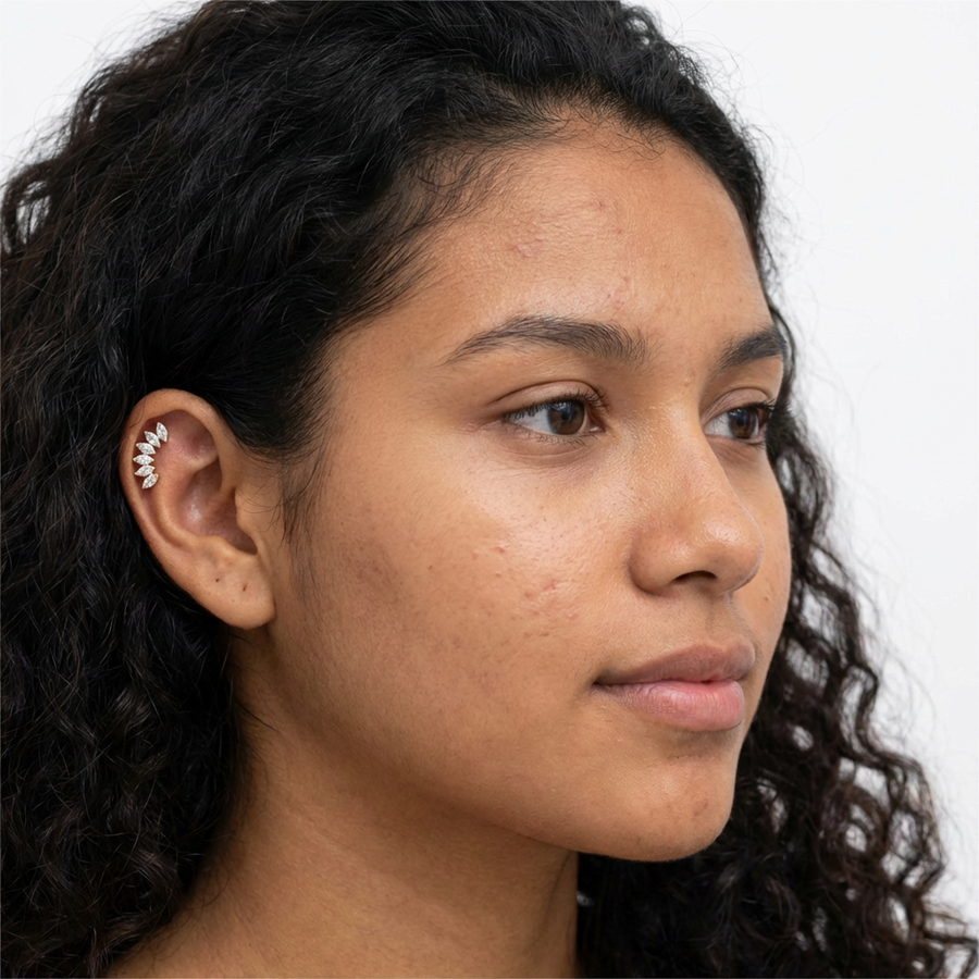 Piercing con sei petali zirconati in Titanio G23 - Piercing per lobo, helix, forward helix, conch, flat, tragus
