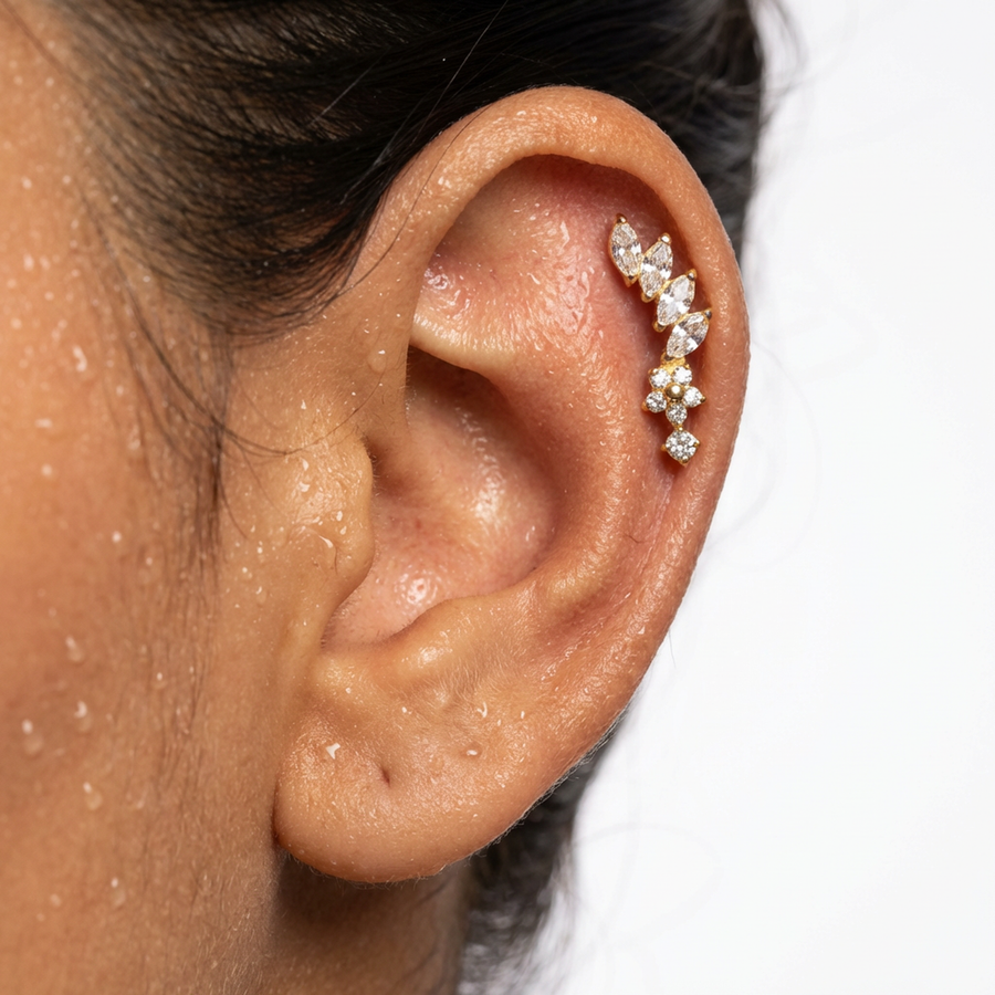 Barretta con quattro zirconi e un fiorellino in Titanio - Piercing per orecchio