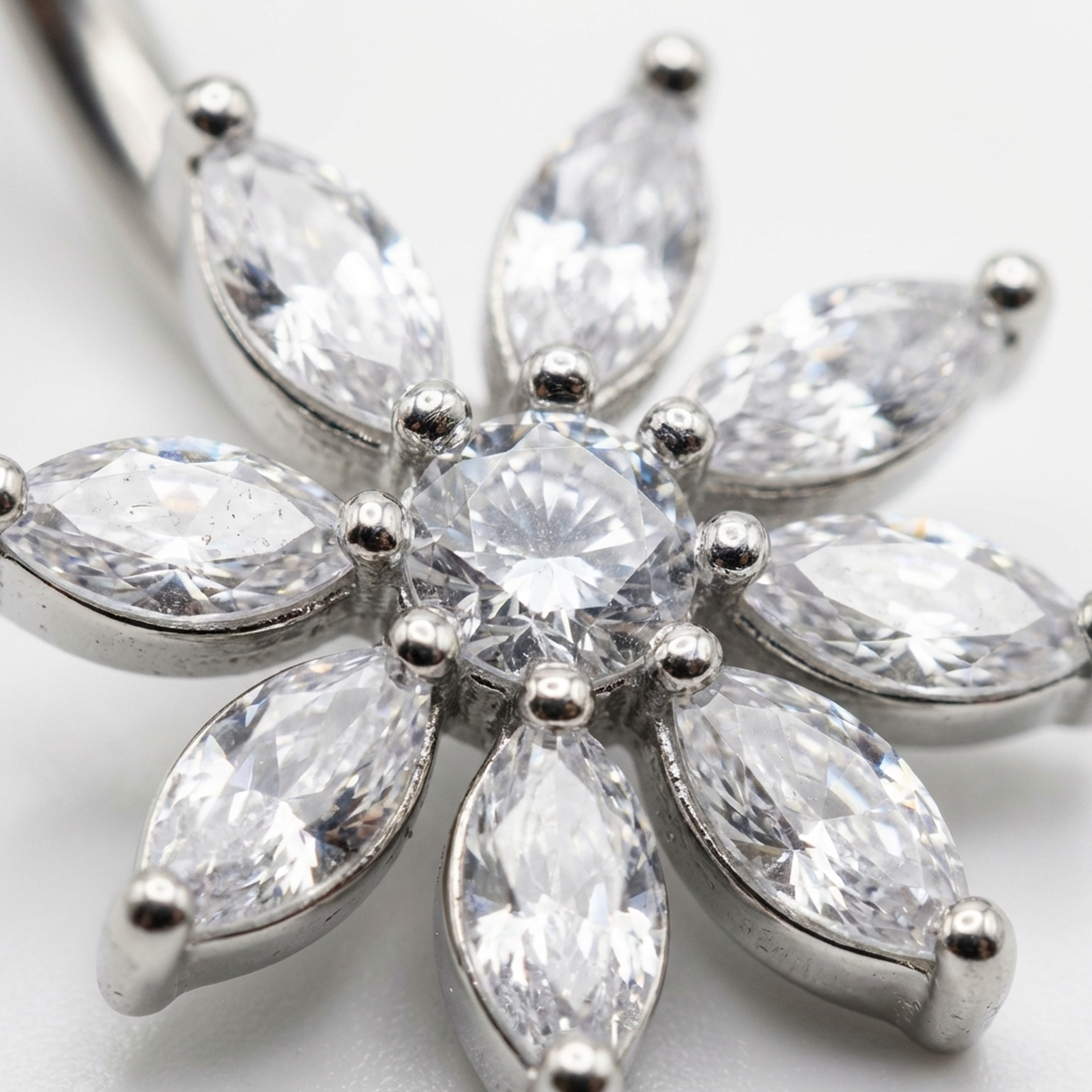 Piercing con fiore di zirconi in Titanio G23 - Piercing per ombelico