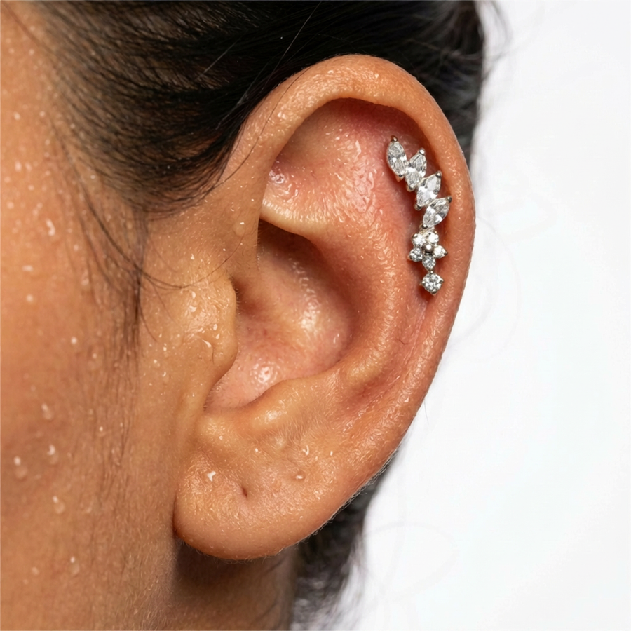 Barretta con quattro zirconi e un fiorellino in Titanio - Piercing per orecchio