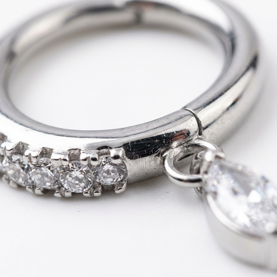 Cerchietto zirconato con goccia pendente in Titanio - Piercing per orecchio