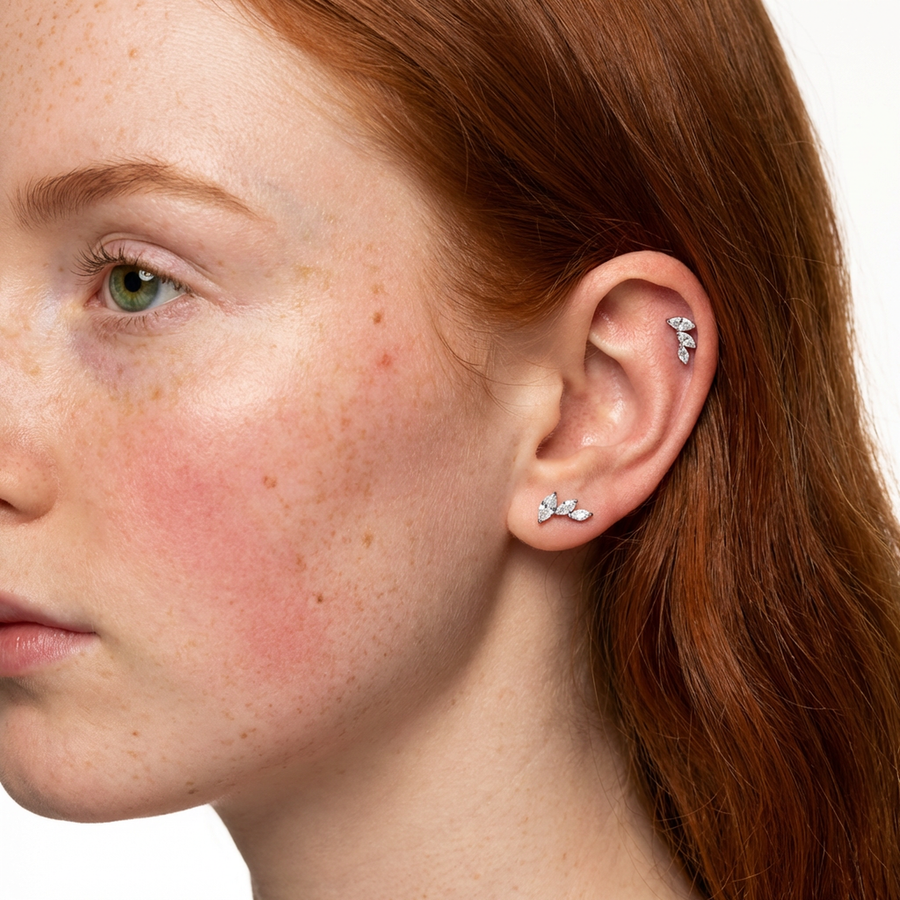 Piercing con tre petali di zirconi in Titanio G23- Piercing per Lobo, helix, forward helix, conch, flat, tragus