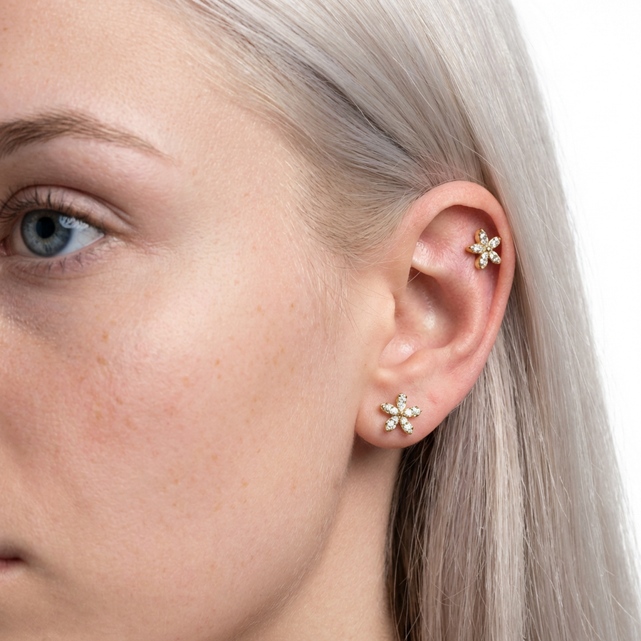 Piercing con fiore di zirconi in Titanio G23- Piercing per Lobo, helix, forward helix, conch, flat, tragus
