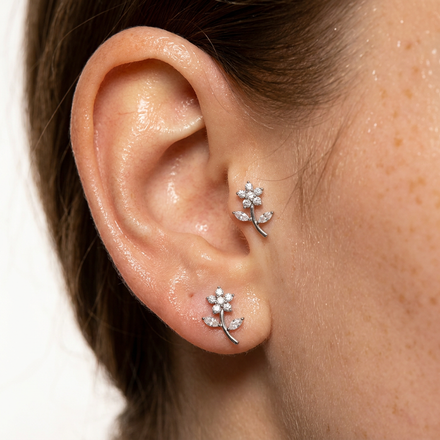 Barretta con fiorellino di zirconi in Titanio - Piercing per orecchio