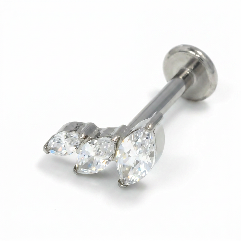 Piercing con tre petali di zirconi in Acciaio Chirurgico 316L - Piercing per lobo, helix, forward helix, conch, flat, tragus