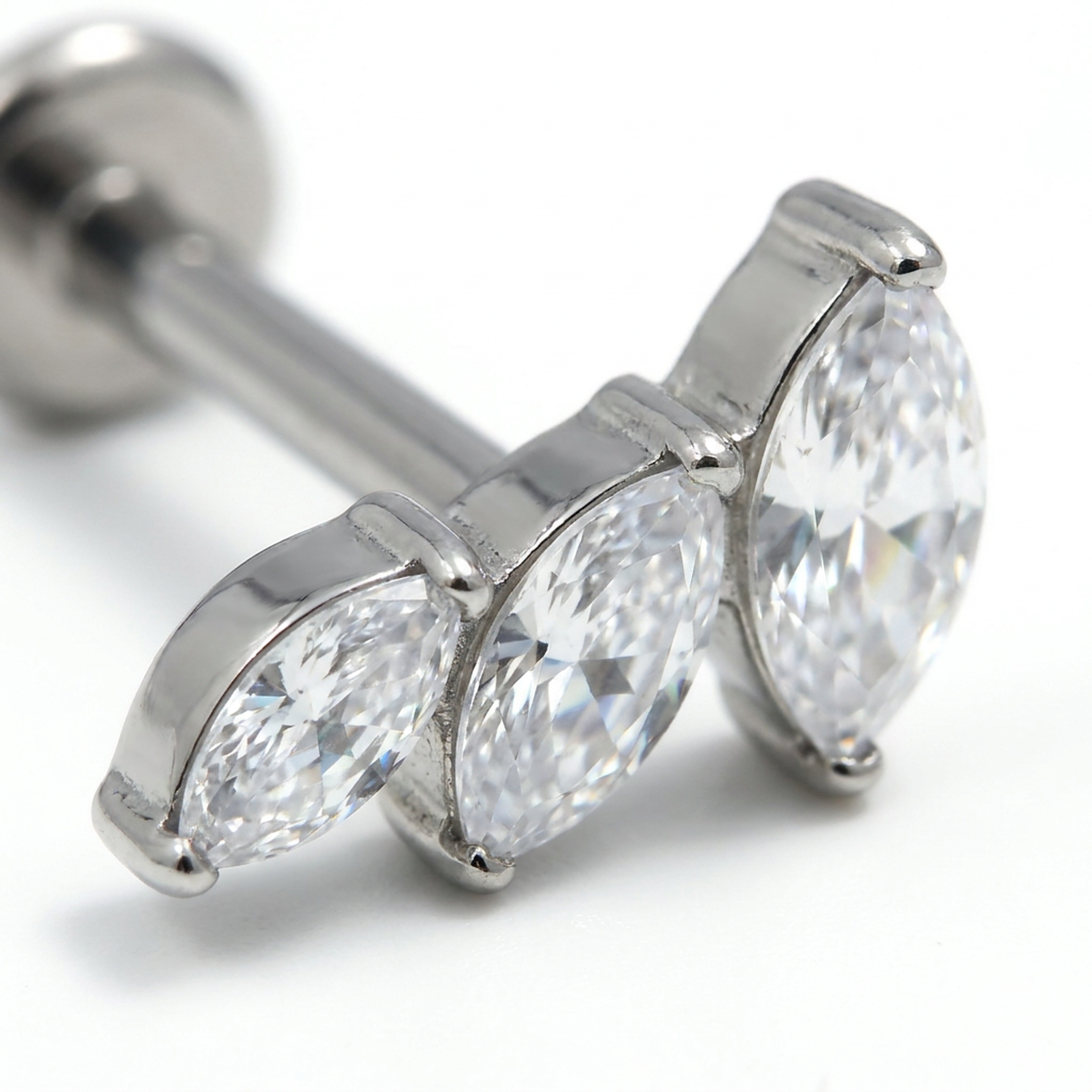 Piercing con tre petali di zirconi in Acciaio Chirurgico 316L - Piercing per lobo, helix, forward helix, conch, flat, tragus