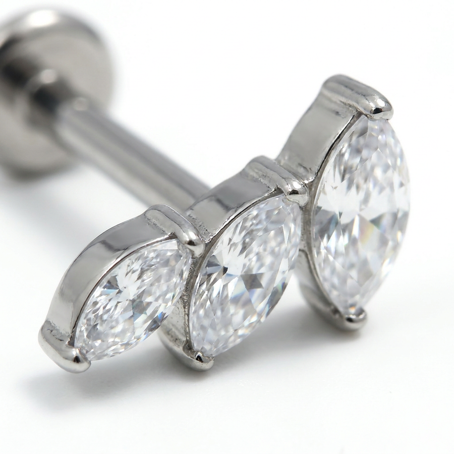 Piercing con tre petali di zirconi in Acciaio Chirurgico 316L - Piercing per lobo, helix, forward helix, conch, flat, tragus
