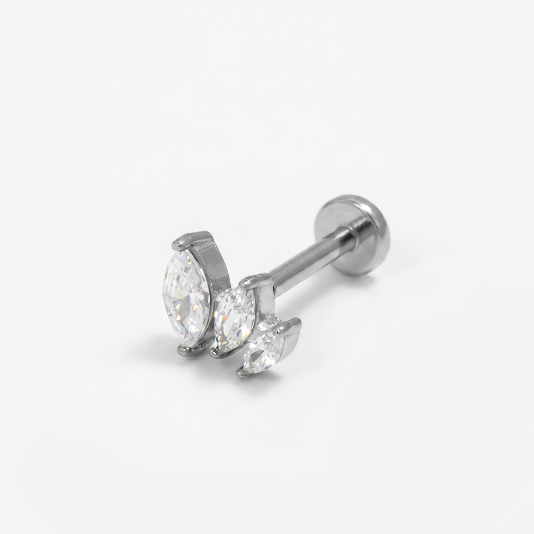 Piercing con tre petali di zirconi in Acciaio Chirurgico 316L - Piercing per lobo, helix, forward helix, conch, flat, tragus