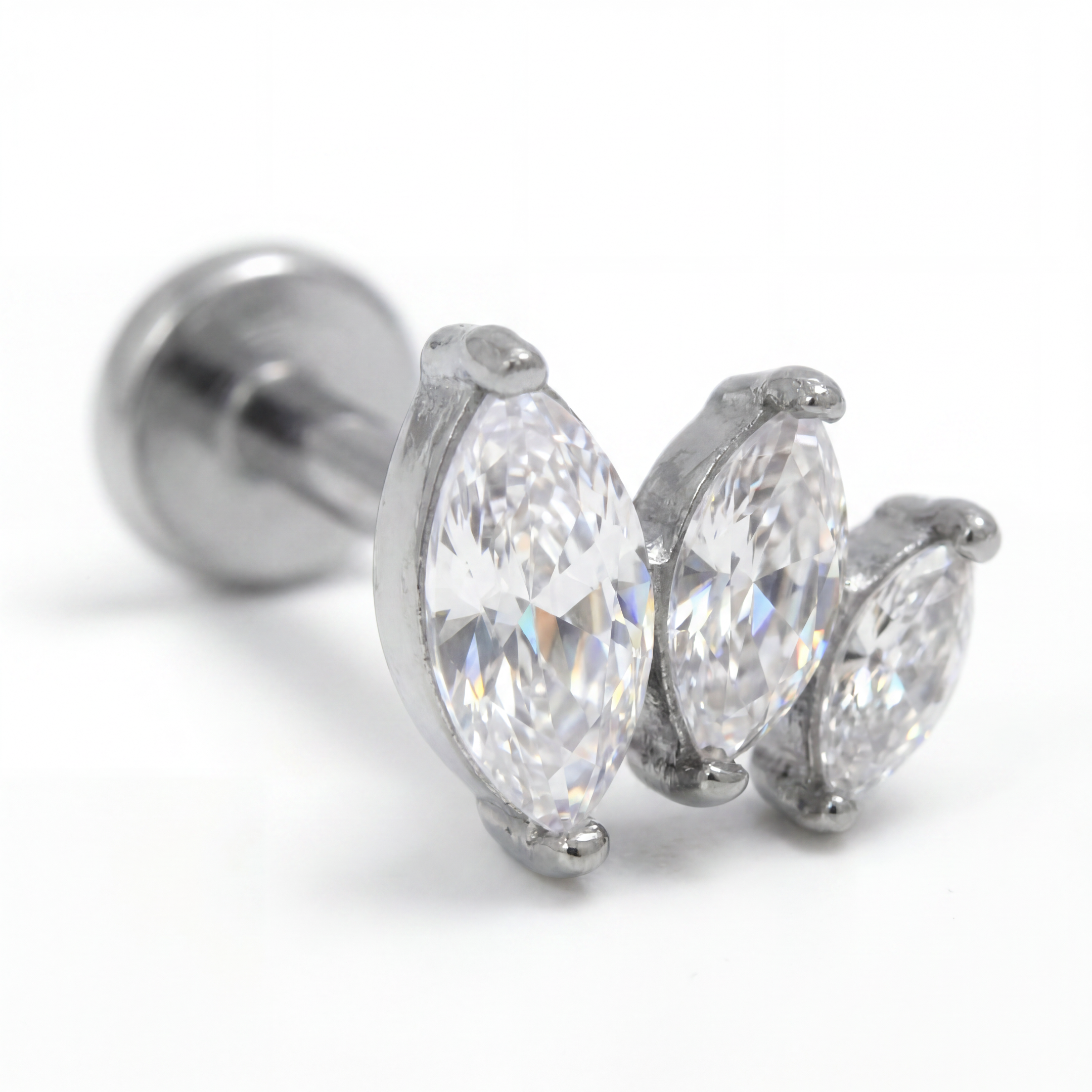 Piercing con tre petali di zirconi in Acciaio Chirurgico 316L - Piercing per lobo, helix, forward helix, conch, flat, tragus