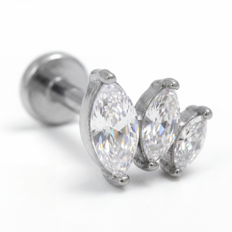 Piercing con tre petali di zirconi in Acciaio Chirurgico 316L - Piercing per lobo, helix, forward helix, conch, flat, tragus
