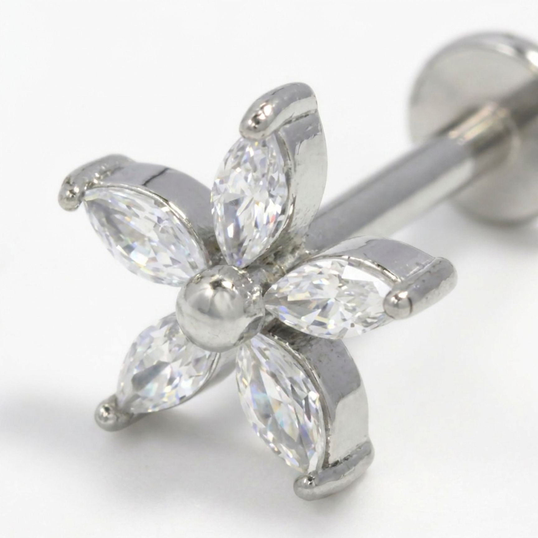 Piercing con fiore di zirconi in Acciaio Chirurgico 316L - Piercing per lobo, helix, forward helix, conch, flat, tragus