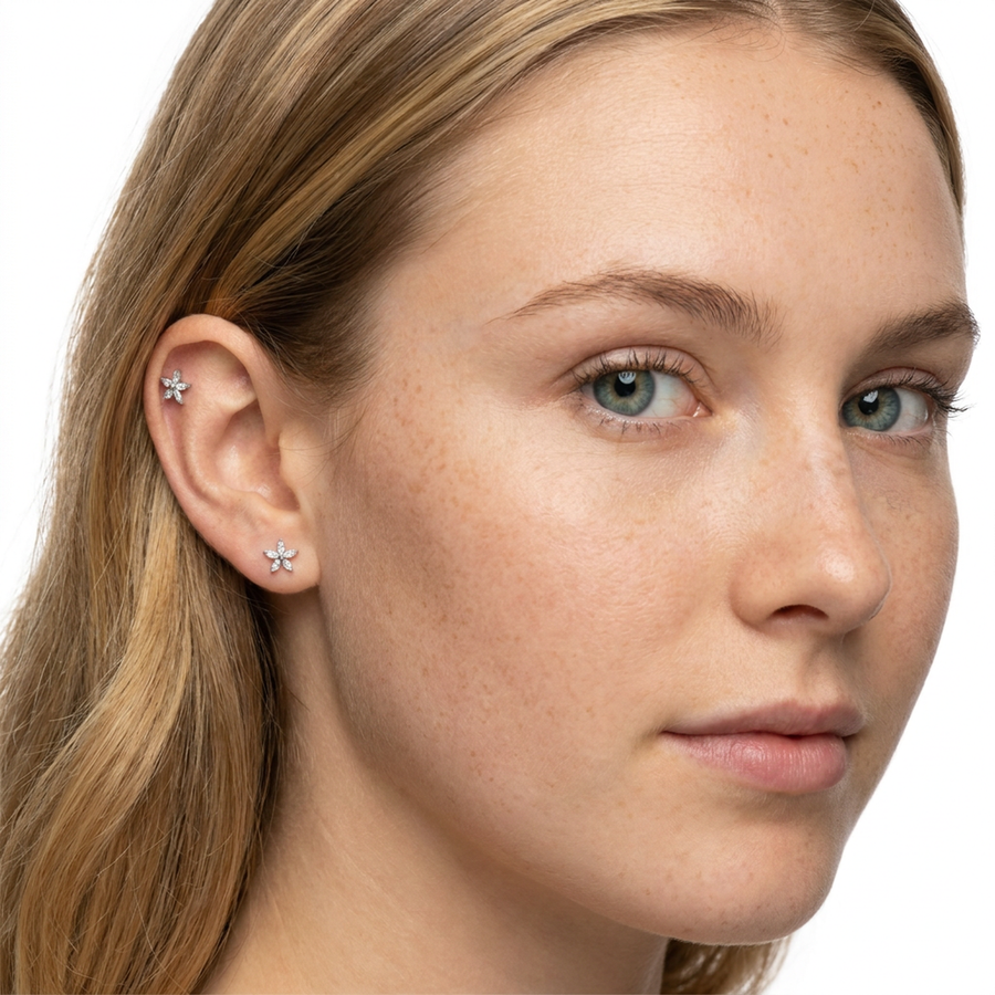 Piercing con fiore di zirconi in Acciaio Chirurgico 316L - Piercing per lobo, helix, forward helix, conch, flat, tragus