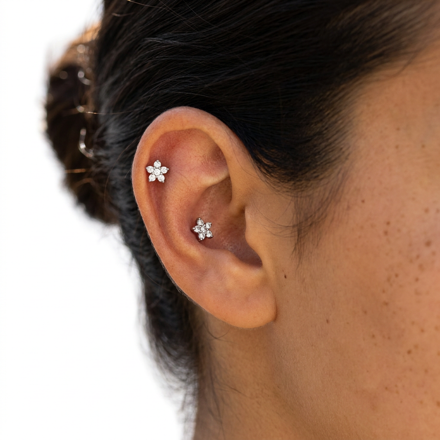 Piercing con fiorellino di zirconi in acciaio chirurgico 316L - Piercing per lobo, helix, forward helix, conch, flat, tragus