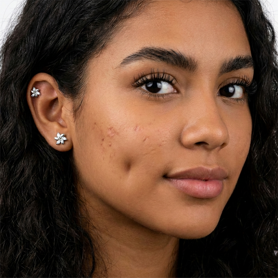Piercing con fiore di zirconi in Acciaio Chirurgico 316L - Piercing per lobo, helix, forward helix, conch, flat, tragus