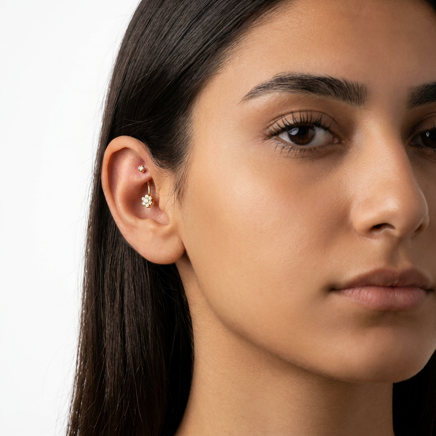Piercing con fiore di zirconi in Titanio G23 - Piercing per Rook e Snug