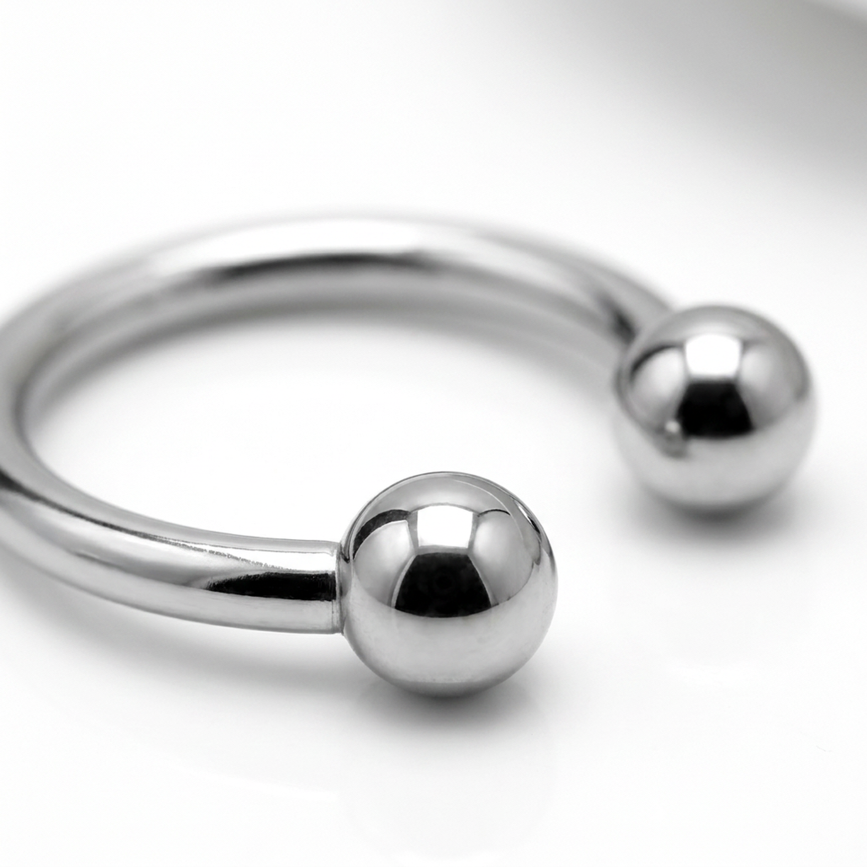 Piercing in acciaio chirurgico 316L con design a palline di colore argento