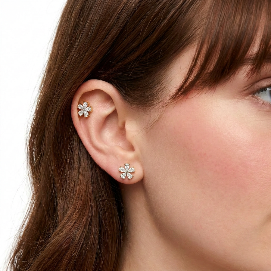 Piercing con fiore di zirconi in Acciaio Chirurgico 316L - Piercing per lobo, helix, forward helix, conch, flat, tragus