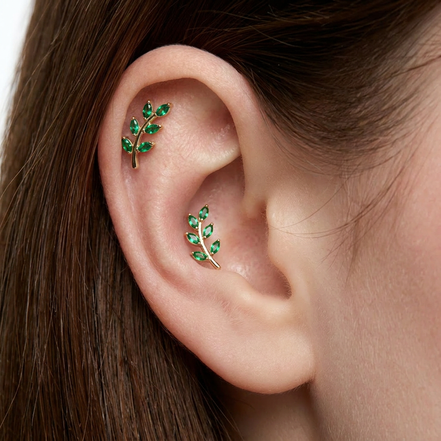 Piercing con ramoscello e zirconi verdi in Titanio G23 - Piercing per lobo, helix, forward helix, conch, flat