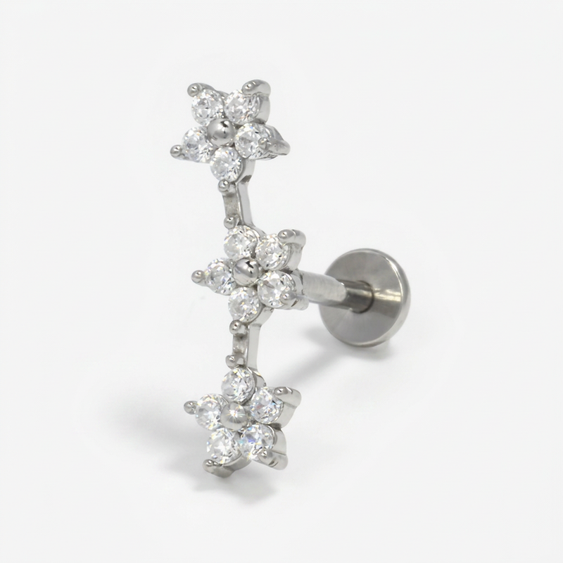 Piercing con tre fiori in Acciaio Chirurgico 316L - Piercing per lobo, helix, forward helix, conch, flat, tragus