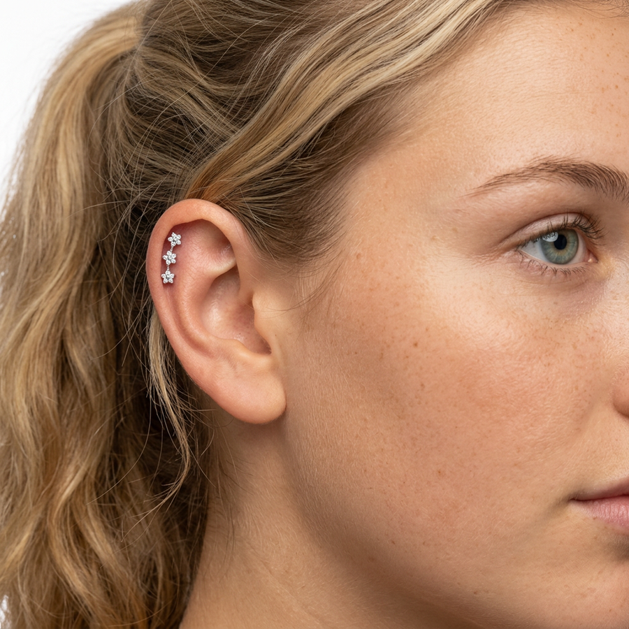Piercing con tre fiori in Acciaio Chirurgico 316L - Piercing per lobo, helix, forward helix, conch, flat, tragus