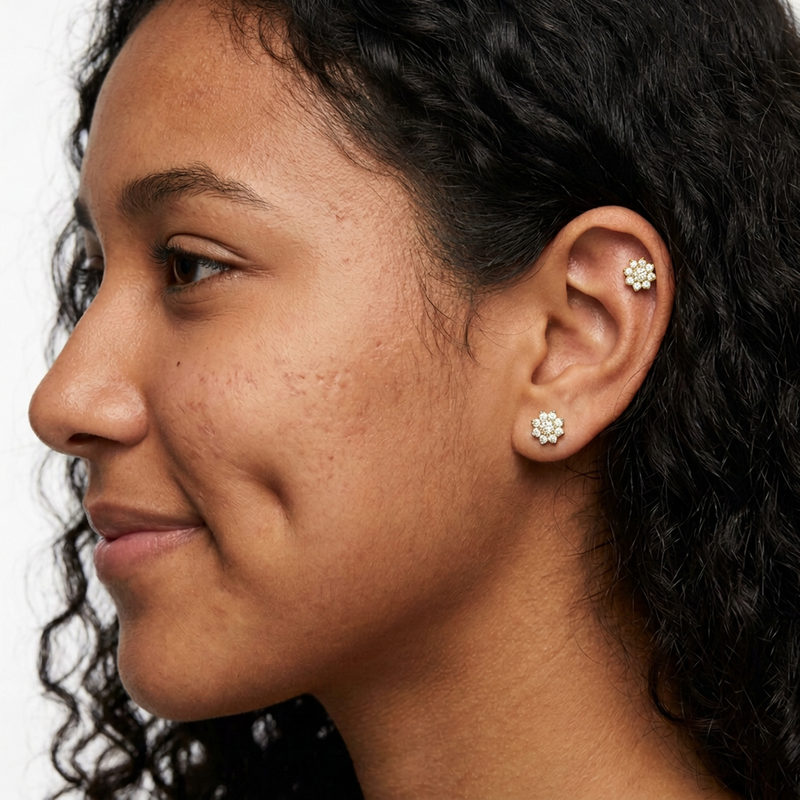 Piercing con fiore di zirconi in Titanio F136- Piercing per Lobo, helix, forward helix, conch, flat, tragus