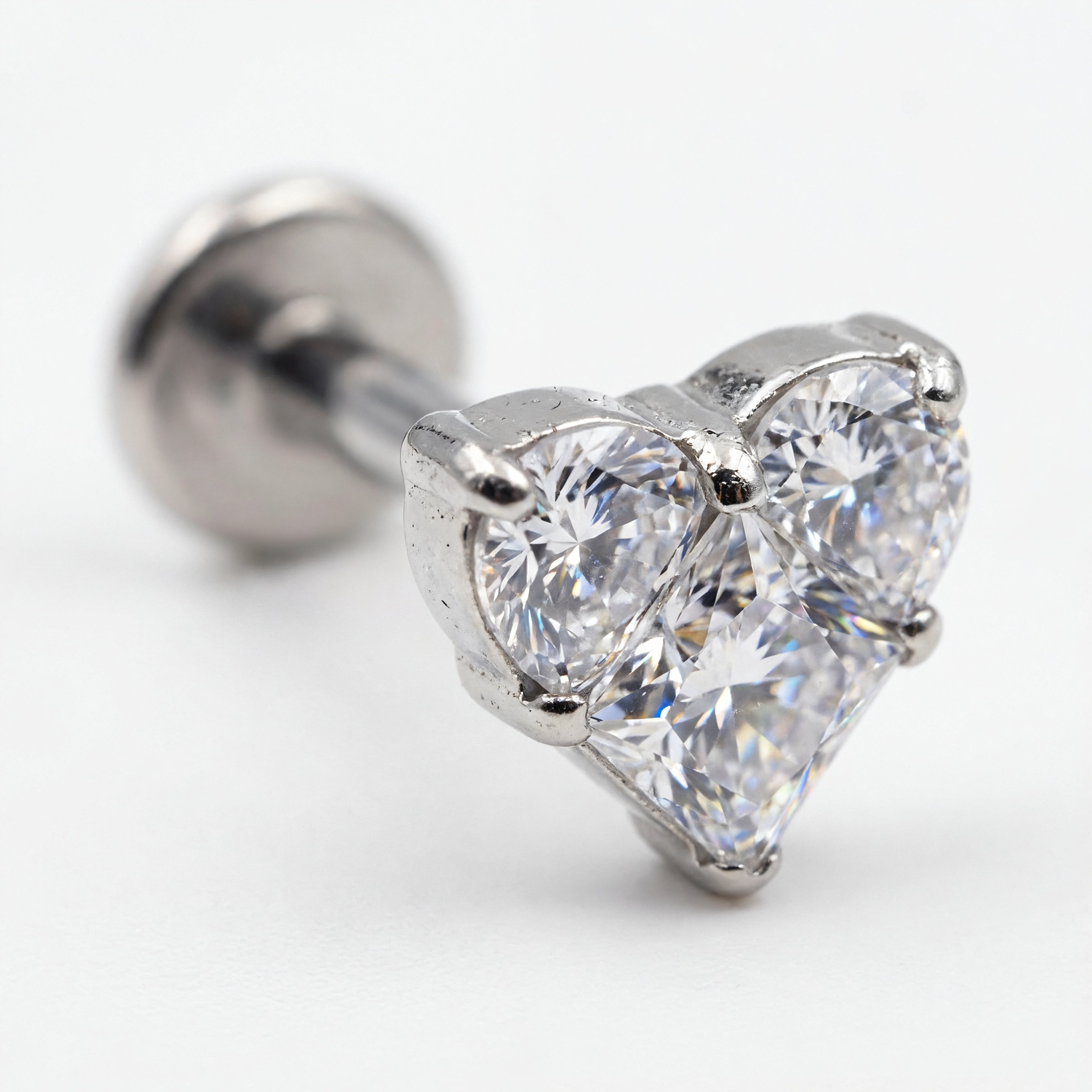 Piercing con cuore di zirconi in Titanio G23- Piercing per Lobo, helix, forward helix, conch, flat, tragus
