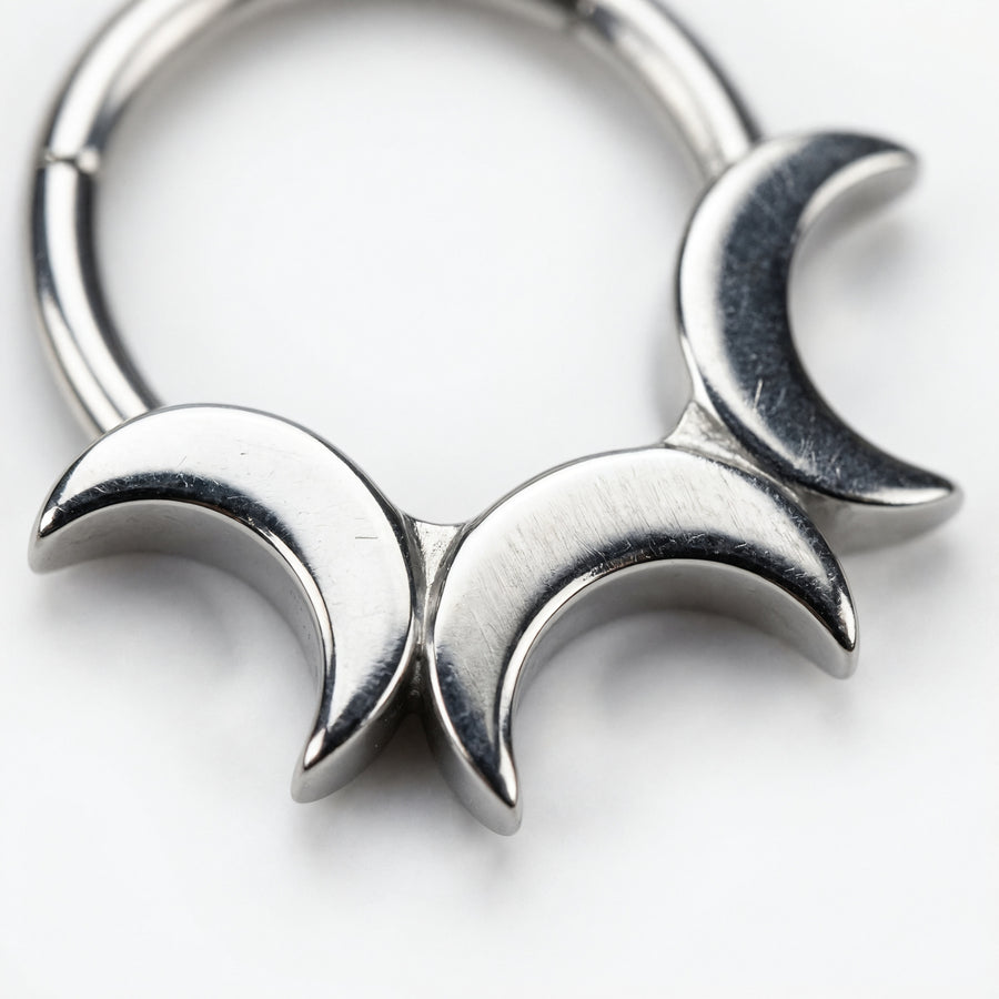 Piercing con tre mezze lune  in Titanio G23 - Piercing per Lobo, helix, daith, septum