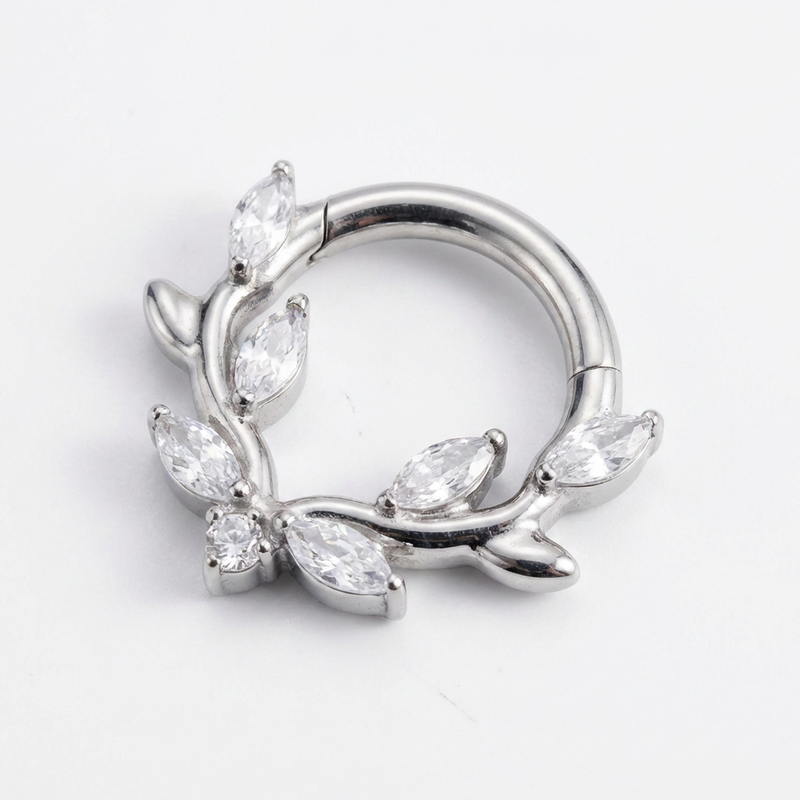 Cerchietto con sette zirconi in Titanio - Piercing per orecchio / naso
