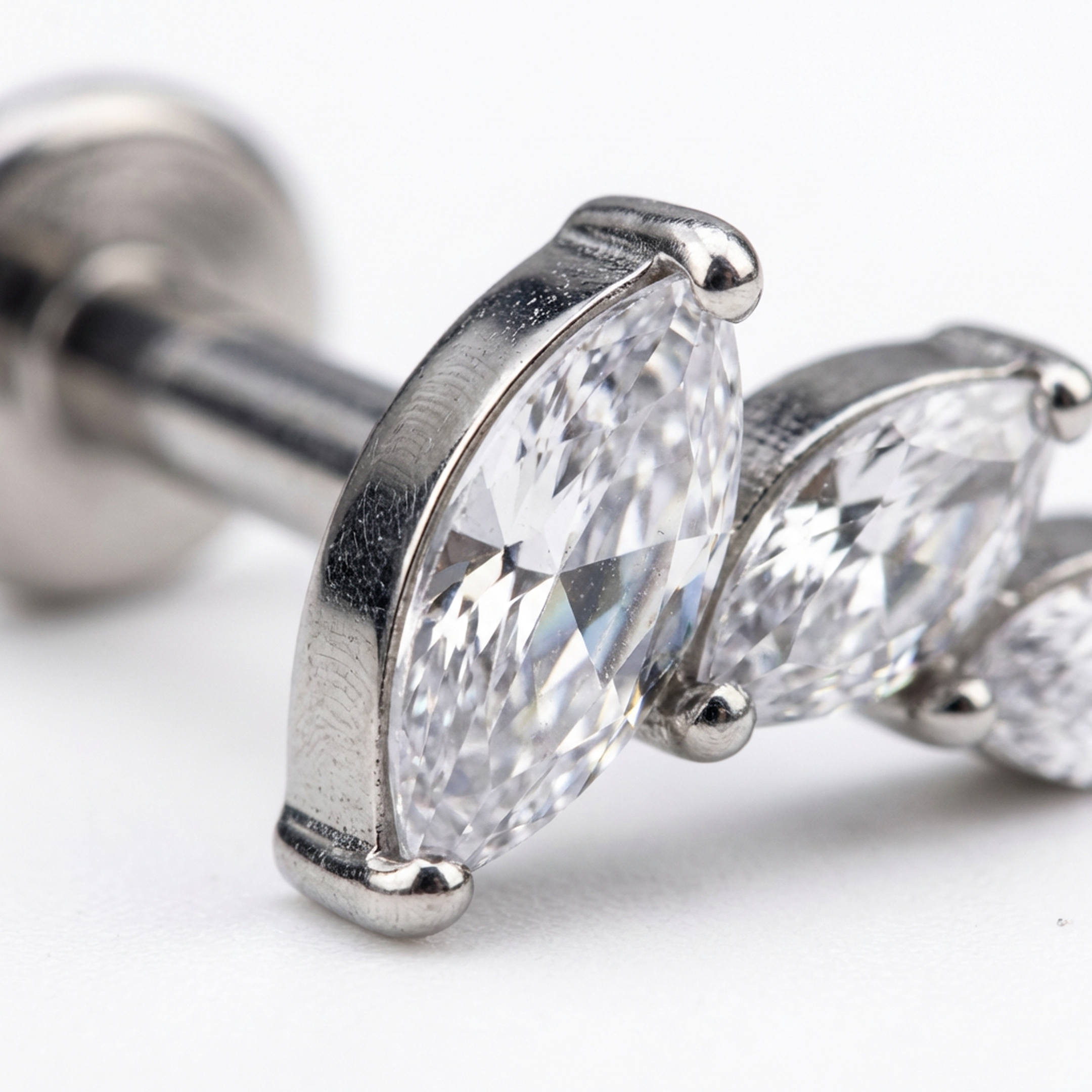 Piercing con tre petali di zirconi in Titanio G23- Piercing per Lobo, helix, forward helix, conch, flat, tragus