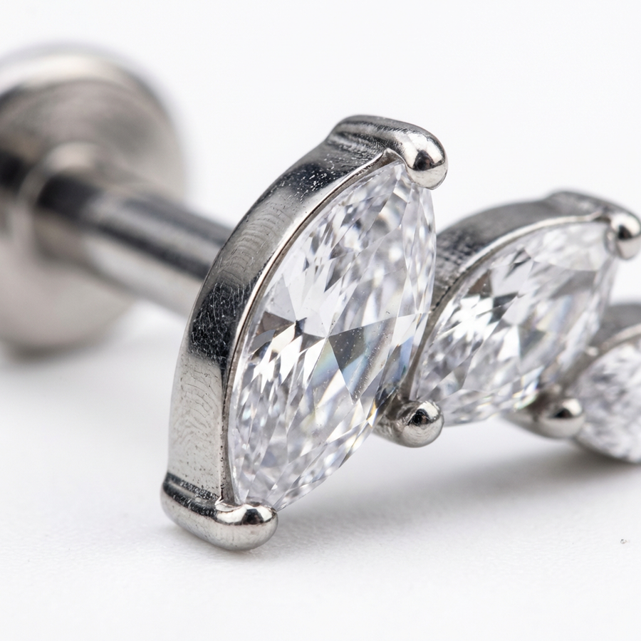 Piercing con tre petali di zirconi in Titanio G23- Piercing per Lobo, helix, forward helix, conch, flat, tragus