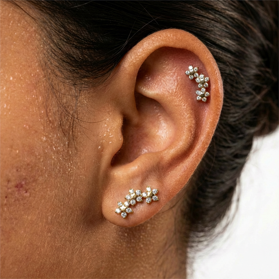 Piercing con tre fiori di zirconi in Titanio G23- Piercing per Lobo, helix, forward helix, conch, flat, tragus