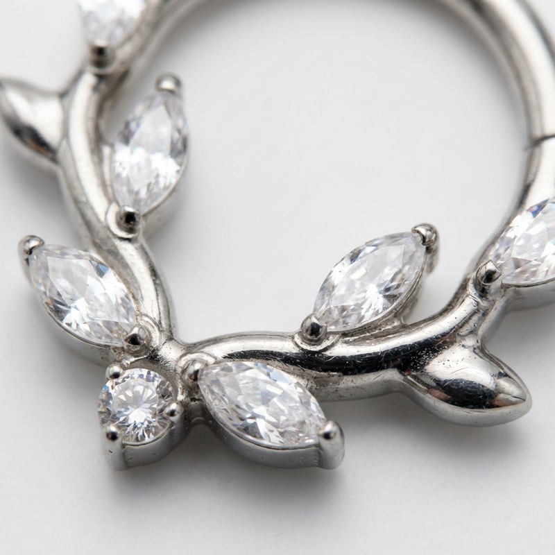 Cerchietto con sette zirconi in Titanio - Piercing per orecchio / naso