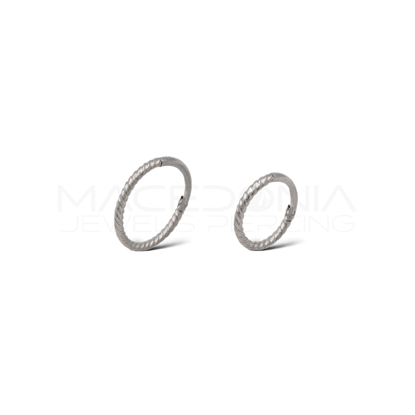 Piercing a cerchio intrecciato con chiusura clicker