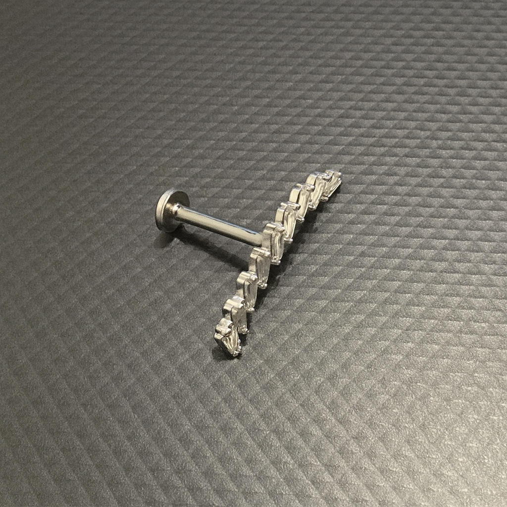 Orecchino Helix Curvo con Zirconi Baguette – Gioiello Cartilagine